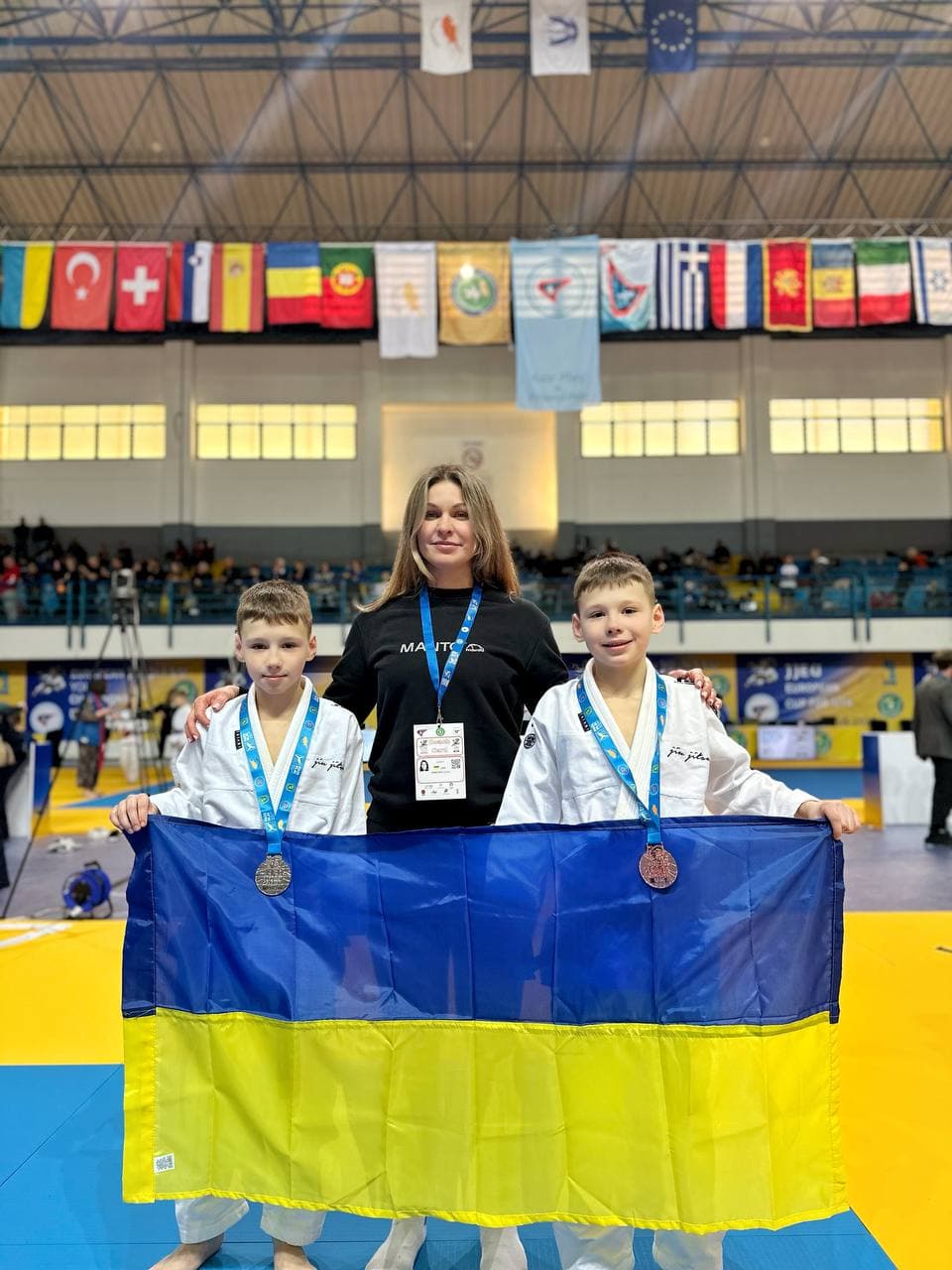 Спортсмени Avangard із прапором України після змагань