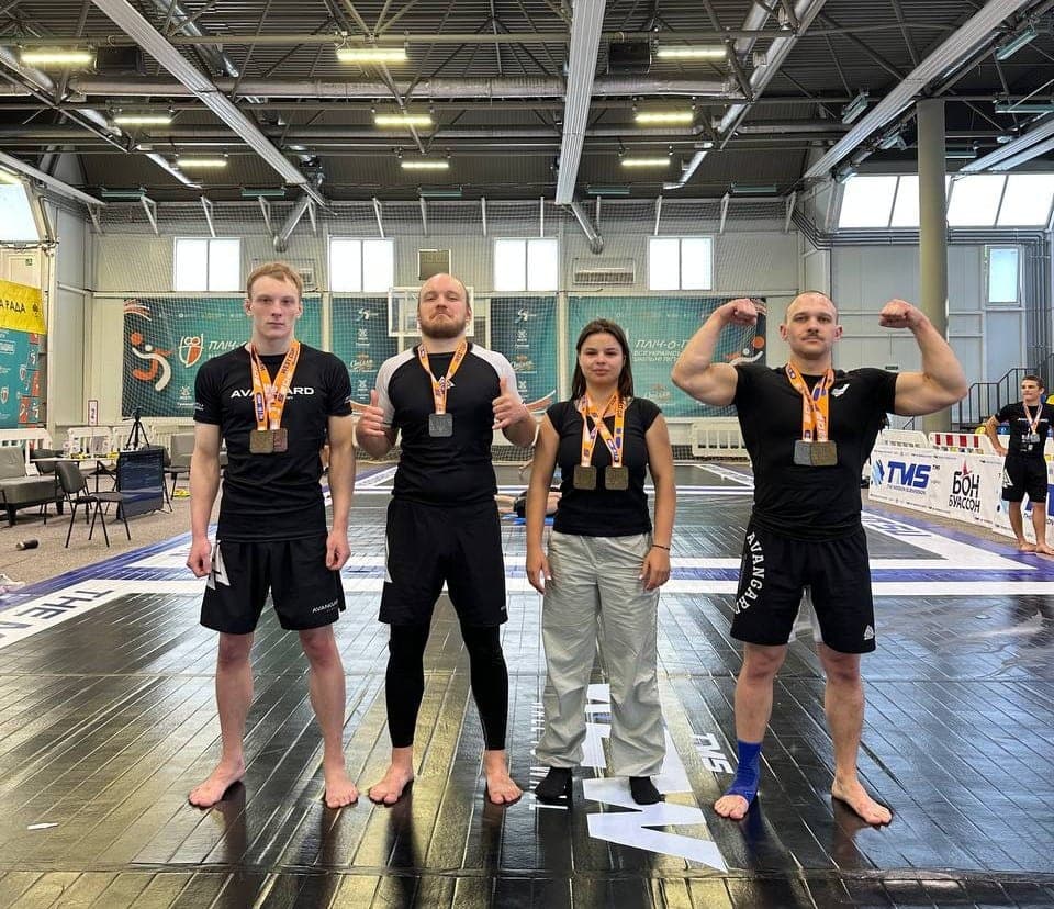 Спортсмени Avangard із медалями на татамі